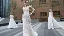 Model berpose mengenakan gaun pengantin karya Monique Lhuillier yang ditampilkan dalam Bridal Fashion Week di New York (21/4). (AP Photo/ Mary Altaffer)