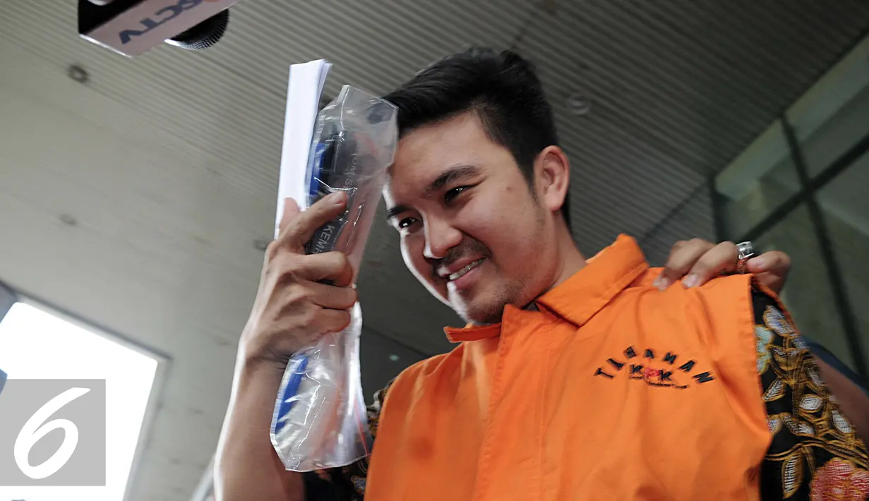 Pengusaha dari PT MTI, Hardi Stevanus menghindari wartawan usai diperiksa KPK, Jakarta, Kamis (15/2). Hardi dan rekannya terkena OTT KPK saat menyuap Deputi Bakamla sebanyak Rp. 2 Miliar. (Liputan6.com/Helmi Afandi)