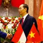 Presiden Joko Widodo bersalaman dengan Presiden Vietnam Tran Dai Quang setelah upacara penyambutan di Istana Kepresidenan, Hanoi, Vietnam (11/9). (AP Photo/Bullit Marquez)