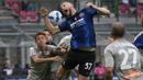 Bermain di depan publik sendiri, Inter Milan langsung menekan di awal pertandingan babak pertam. Hasilnya, skuat Nerazzurri langsung unggul ketika laga berjalan enam menit lewat Milan Skriniar. Dirinya berhasil menanduk bola hasil sepakan Hakan Calhanoglu. (Foto: AP/Antonio Calanni)