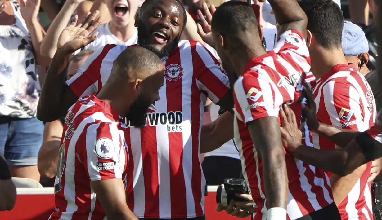 Penyerang Brentford, Josh Dasilva berselebrasi dengan rekannya satu timnya setelah mencetak gol ke gawang Manchester United pada pertandingan lanjutan Liga Inggris di Gtech Community Stadium di London, Sabtu (13/8/2022). Brentford menang telak atas MU 4-0. (AP Photo /Ian Walton)