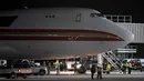 Pesawat yang mengangkut warga dan diplomat Amerika Serikat (AS) tiba di Ted Stevens Anchorage International Airport, Alaska, Selasa (28/1/2020). AS menyewa pesawat untuk mengevakuasi 240 warga dan diplomatnya dari Wuhan sehubungan dengan wabah virus corona. (Lance King/Getty Images/AFP)