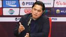 Ketua Umum PSSI Erick Thohir memberikan konferensi pers tentang penegakan hukum match fixing di Media Center Stadion Utama Gelora Bung Karno Jakarta, Minggu (19/2/23). Ketua Umum PSSI Erick Thohir menegaskan langkah tegasnya untuk membabat habis mafia sepak bola. Menurut Erick, praktik mafia sepakbola harus diganjar sanksi tegas secara hukum. Oleh karena itu, Erick menggandeng Polri dengan instrumen yang dimilikinya untuk mengungkap sekaligus menyeret oknum mafia ke jeruji besi. (Liputan6.com/Herman Zakharia)