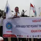 Serikat Pekerja Pertamina membentangkan spanduk dalam aksi damai di depan Istana, Jakarta, Selasa (19/2).  Dalam aksinya, mereka mengklaim bahwa harga avtur PT Pertamina (Persero) tidak berpengaruh pada mahalnya tiket pesawat. (Liputan6.com/Angga Yuniar)