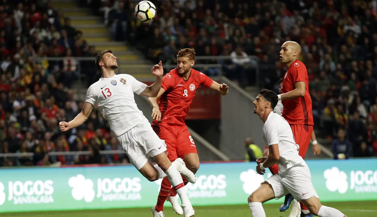 Duel pemain Portugal, Ruben Dias (kiri) dengan pemain Tunisia, Fakhredine Ben Youssef pada laga uji coba di Estadio Municipal de Braga, (28/5/2018) waktu setempat. Portugal dan Tunisia bermain imbang 2-2. (AP/Armando Franca)