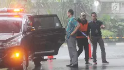 Tersangka Alexander Muskitta turun dari mobil saat tiba untuk menjalani pemeriksaan lanjutan di Gedung KPK, Jakarta, Rabu (24/4). Penyidik mengahdirkan empat tersangka terkait kasus dugaan suap proyek pengadaan barang dan jasa di PT Krakatau Steel Tbk. (merdeka.com/Dwi Narwoko)