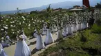 Las Doncellas (gadis) berpakaian pengantin putih dikelilingi oleh bunga saat ambil bagian dalam ziarah The Maidens di Sorzano, Spanyol, 15 Mei 2022. Menurut tradisi kuno, ziarah The Maidens bertujuan untuk menghormati musim semi dan kesuburan wanita. (AP Photo/Alvaro Barrientos)