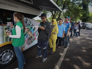 Jelang Lebaran 2026, Warga Antre Tukar Uang Baru di Kas Keliling Bank Indonesia