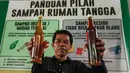 Pengurus RW 01 menunjukkan bahan bakar alternatif atau petasol hasil pengolahan sampah plastik di Jakarta, Senin (19/10/2026). Bahan bakar tersebut merupakan hasil pengolahan sampah plastik dan styrofoam yang dikumpulkan dari lingkungan warga. (KLY/Budy Santoso)