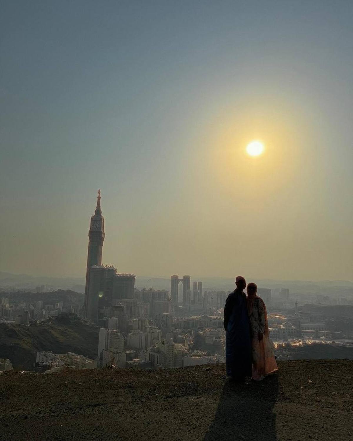 Lewat postingan ini pula, netizen berharap agar mereka menjadi haji yang mabrur dan Gigi bisa istikamah berhijab.<br>