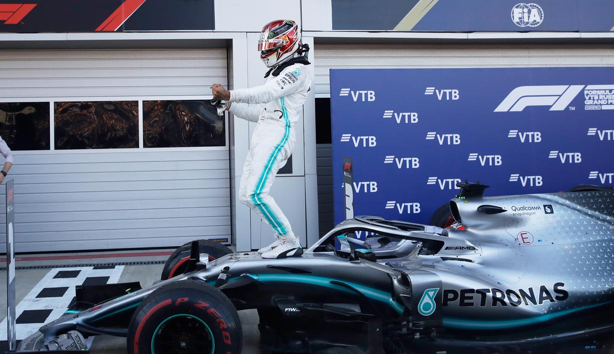 Pembalap Mercedes Lewis Hamilton melakukan selebrasi usai memenangkan F1 GP Rusia di Sochi Autodrom, Sochi, Minggu (29/9/2019). Hamilton mengakhiri rentetan kemenangan Ferrari dalam tiga balapan F1 sebelumnya. (AP Photo/Luca Bruno)
