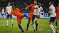 Aksi pemain Inggris, Raheem Sterling (tengah) melewati adangan pemain Belanda Patrick van Aanholt pada laga uji coba di Amsterdam Arena, Amsterdam, (23/3/2017). Inggris menang 1-0. (AP/Peter Dejong)