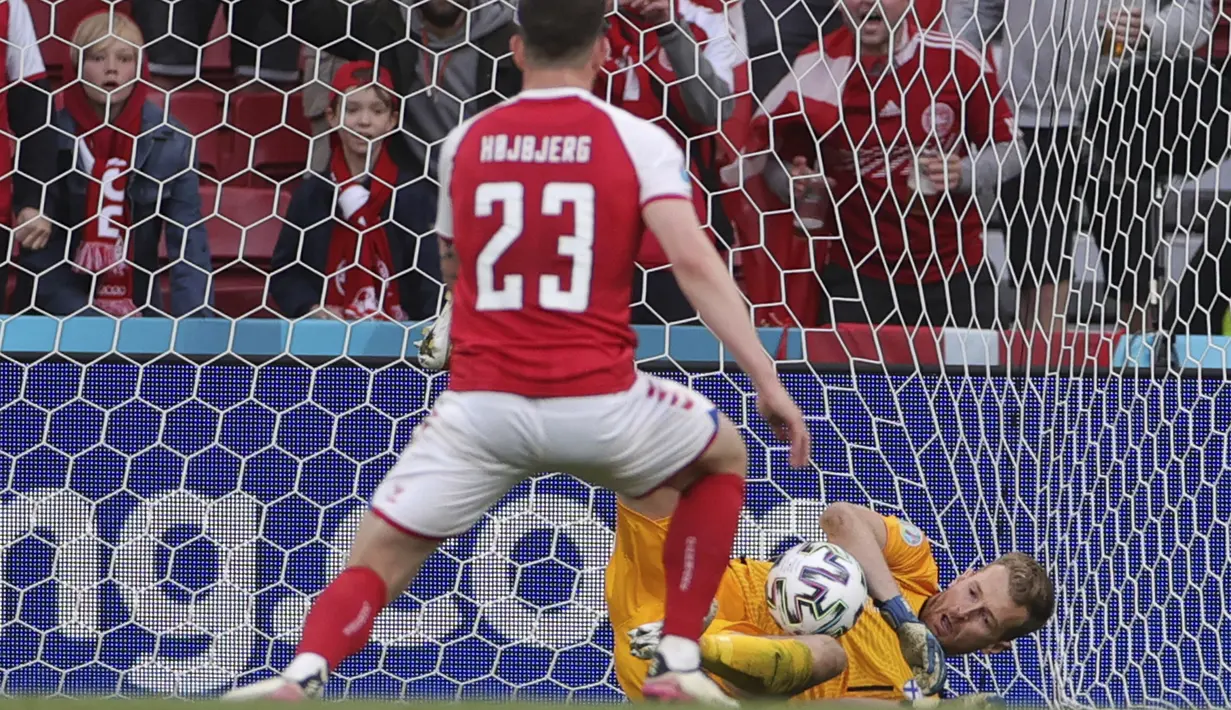 Gelandang timnas Denmark Pierre-Emile Hojbjerg gagal mencetak gol penalti ketika kiper Finlandia Lukas Hradecky menyelamatkan gawangnya pada laga Grup B Euro 2020 di Parken Stadium, Sabtu (12/6/2021). Denmark yang awalnya diunggulkan justru kalah 0-1 dari Finlandia. (AP Photo/Martin Meissner, Pool)