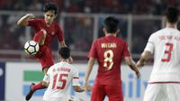 Gelandang Indonesia, Lutfi Kamal, mengontrol bola saat melawan Uni Emirat Arab (UEA) pada laga AFC di SUGBK, Jakarta, Rabu (24/10/2018). Indonesia menang 1-0 atas UEA. (Bola.com/M Iqbal Ichsan)