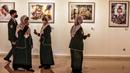 Para pengunjung mengamati karya yang ditampilkan dalam pameran International Watercolor 2022 "Wonderful Indonesia" di Gedung B Galeri Nasional Indonesia, Jakarta Pusat, Kamis (24/11/2022). Pameran ini bertujuan untuk memperkenalkan pesona Indonesia lewat karakter berbeda dan upaya untuk memasyarakatkan seni lukis cat air kepada khalayak. (merdeka.com/Iqbal S. Nugroho)