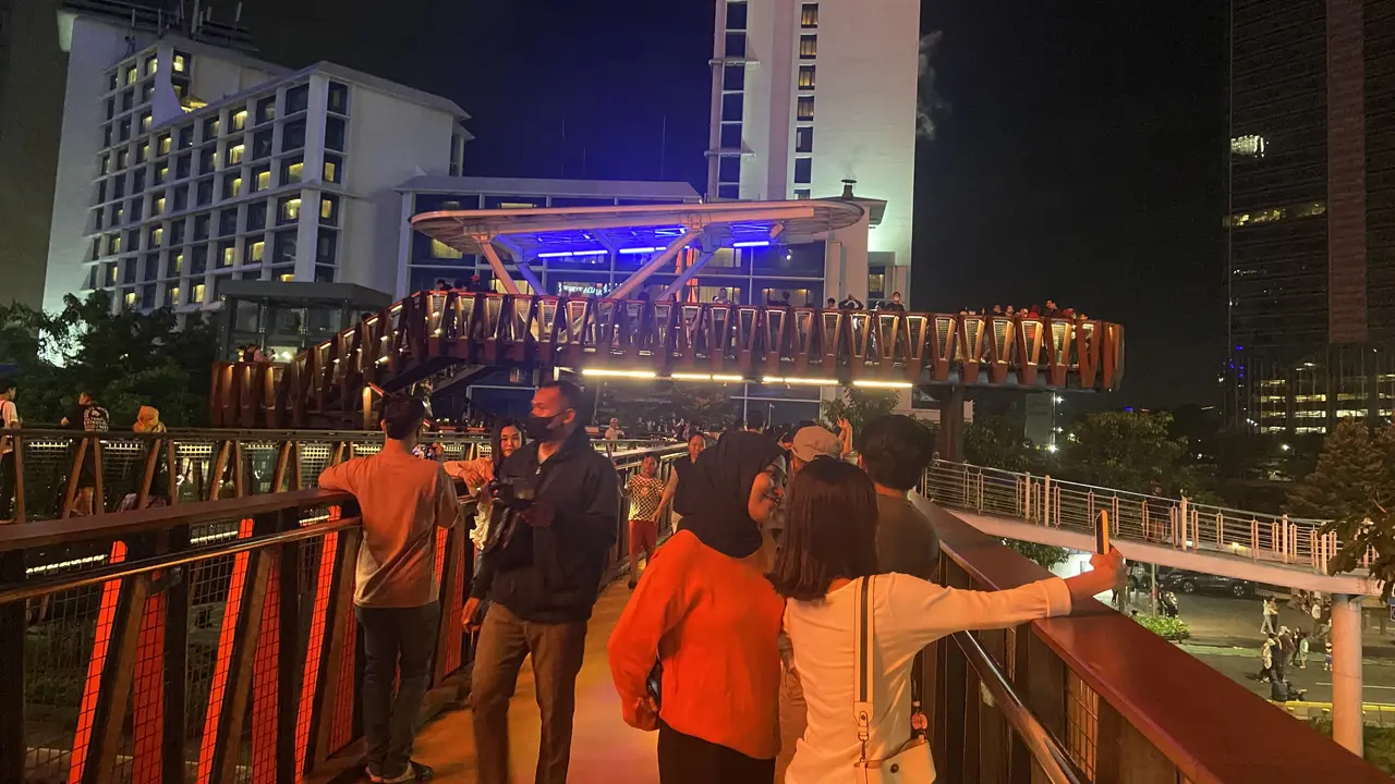 Jembatan Penyebrangan Orang (JPO) Pinisi menjadi tempat yang dinilai paling strategis melihat gemerlapnya lampu kota dari gedung-gedung di pusat Jakarta (Liputan6.com/Muhammad Radityo Priyasmoro)