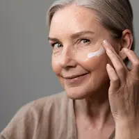 Memasuki usia 40-an, banyak perempuan mulai merasakan perubahan signifikan pada kulit wajah. Produksi kolagen yang semakin berkurang membuat kulit lebih mudah kehilangan elastisitas, muncul garis halus, bahkan tampak kusam bila tidak dirawat dengan baik. (foto/dok: freepik)