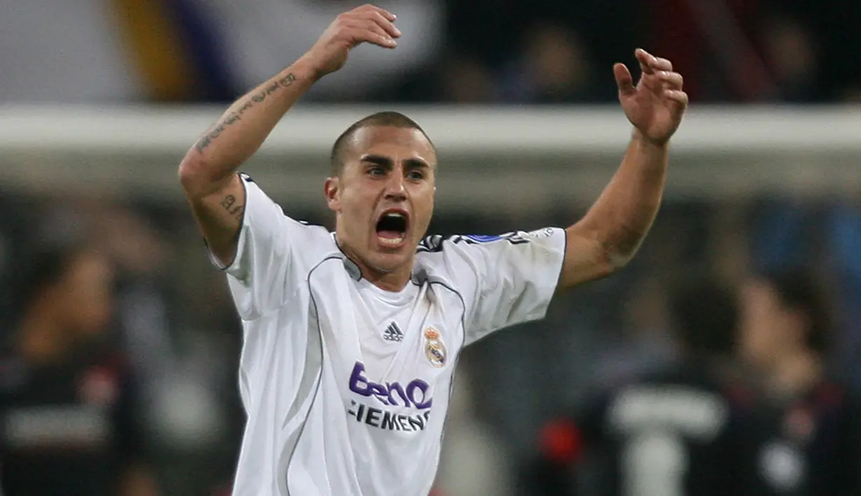Usai Piala Dunia 2006, Fabio Cannavaro direkrut Real Madrid pada awal musim 2006/2007. Ia dilepas oleh Juventus dengan nilai transfer sebesar 7 juta euro atau kini setara Rp104 miliar untuk secara resmi berseragam Los Blancos. Selama 3 musim membela Real Madrid hingga 2008/2009 ia total tampil dalam 118 laga di semua ajang dengan torehan 1 gol. Total 2 trofi diraihnya, yaitu 2 trofi La Liga musim 2006/2007 dan 2007/2008. (AFP/Pierre-Philippe Marcou)