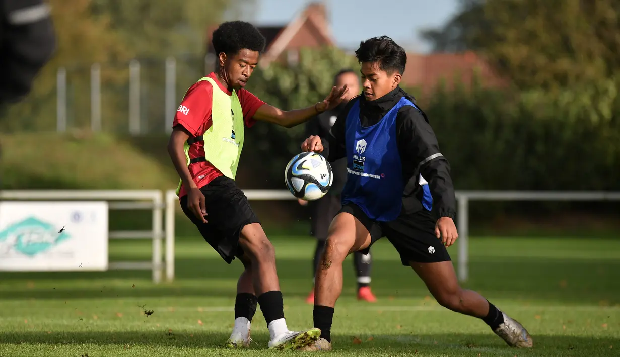 Chow Yun Damanik (kiri), saat melakukan latihan bersama pemain Timnas Indonesia U-17 lainnya dalam pemusatan latihan di Jerman. Pemain keturunan Indonesia dan Pantai Gading ini memiliki visi bermain yang baik. Hal itu terlihat dari beberapa aksinya saat bermain bersama klub asal Swiss, Laussane Sport U-17. (Dok.PSSI)