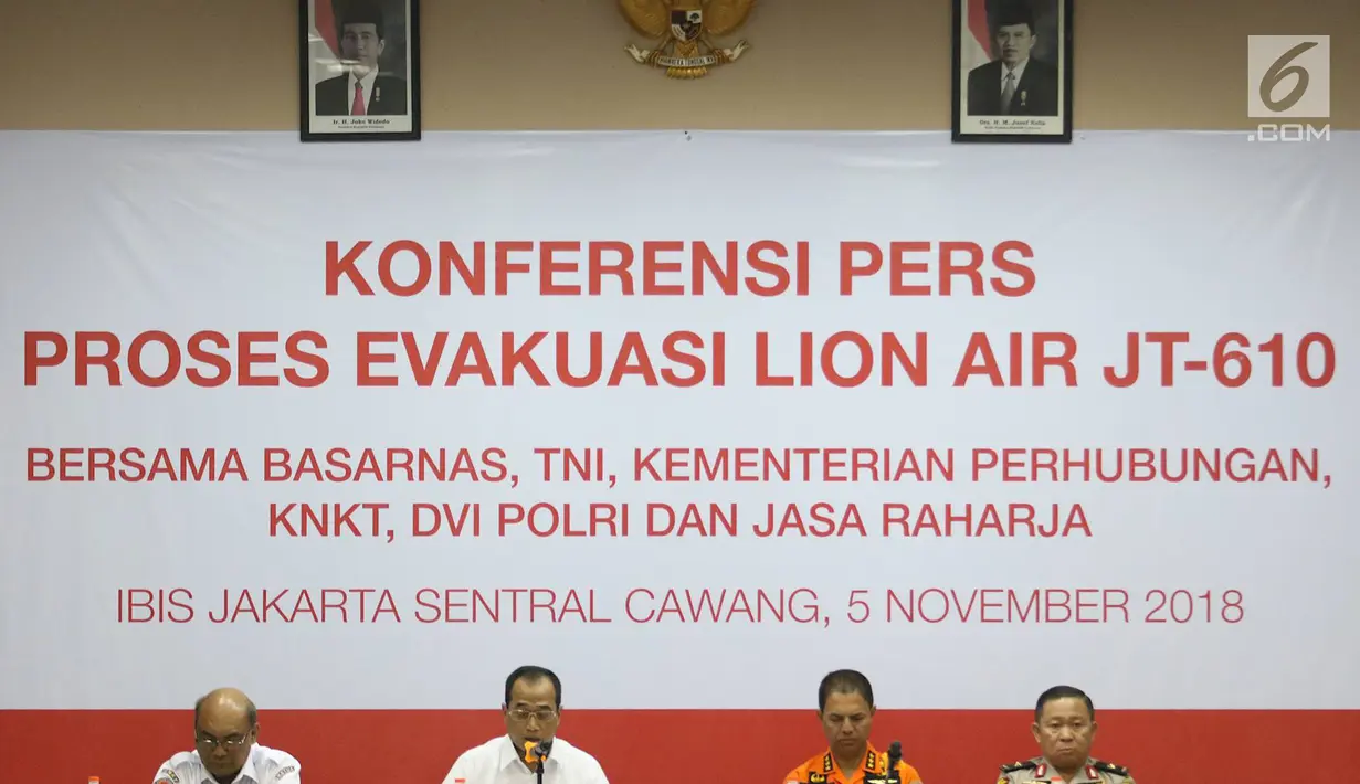 (Dari kiri) Ketua KNKT Soerjanto Tjahjono, Menhub Budi Karya, Ketua Basarnas Marsekal Madya M. Syaugi, Kapusdokkes Polri Brigjen Arthur Tampi saat evaluasi proses evakuasi Lion Air JT 610 di Jakarta, Senin (5/11). (Liputan6.com/Immanuel Antonius)