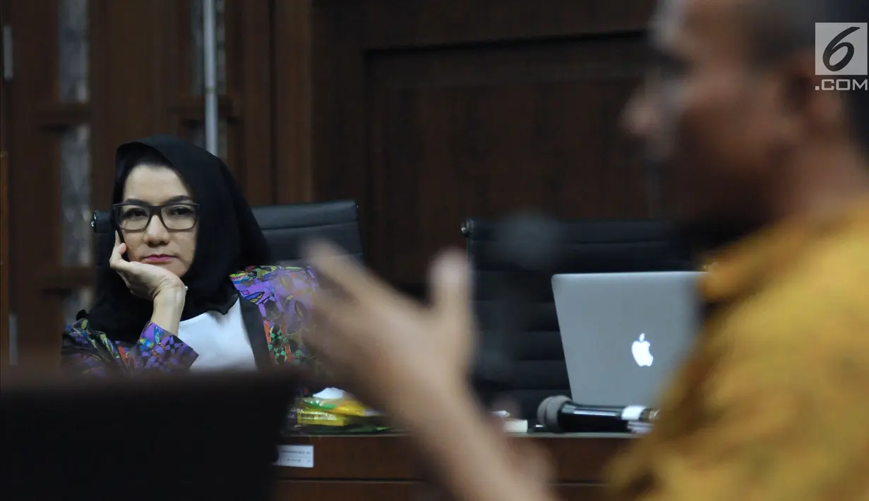 Terdakwa gratifikasi dan suap pemberian izin lokasi perkebunan kelapa sawit, Rita Widyasari menyimak keterangan saksi pada sidang lanjutan di Pengadilan Tipikor, Jakarta, Rabu (11/4). Sidang mendengar keterangan saksi. (Liputan6.com/Helmi Fithriansyah)