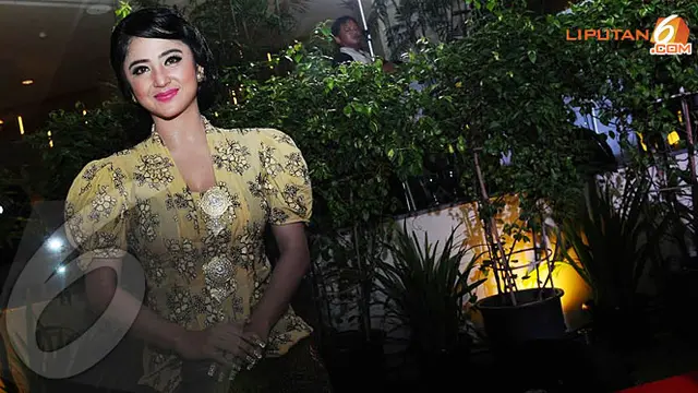 dewi-perssik-131210b.jpg