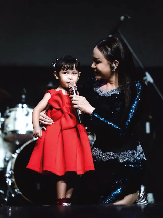 Rossa dan anak naik panggung (instagram.com/itsrossa910)