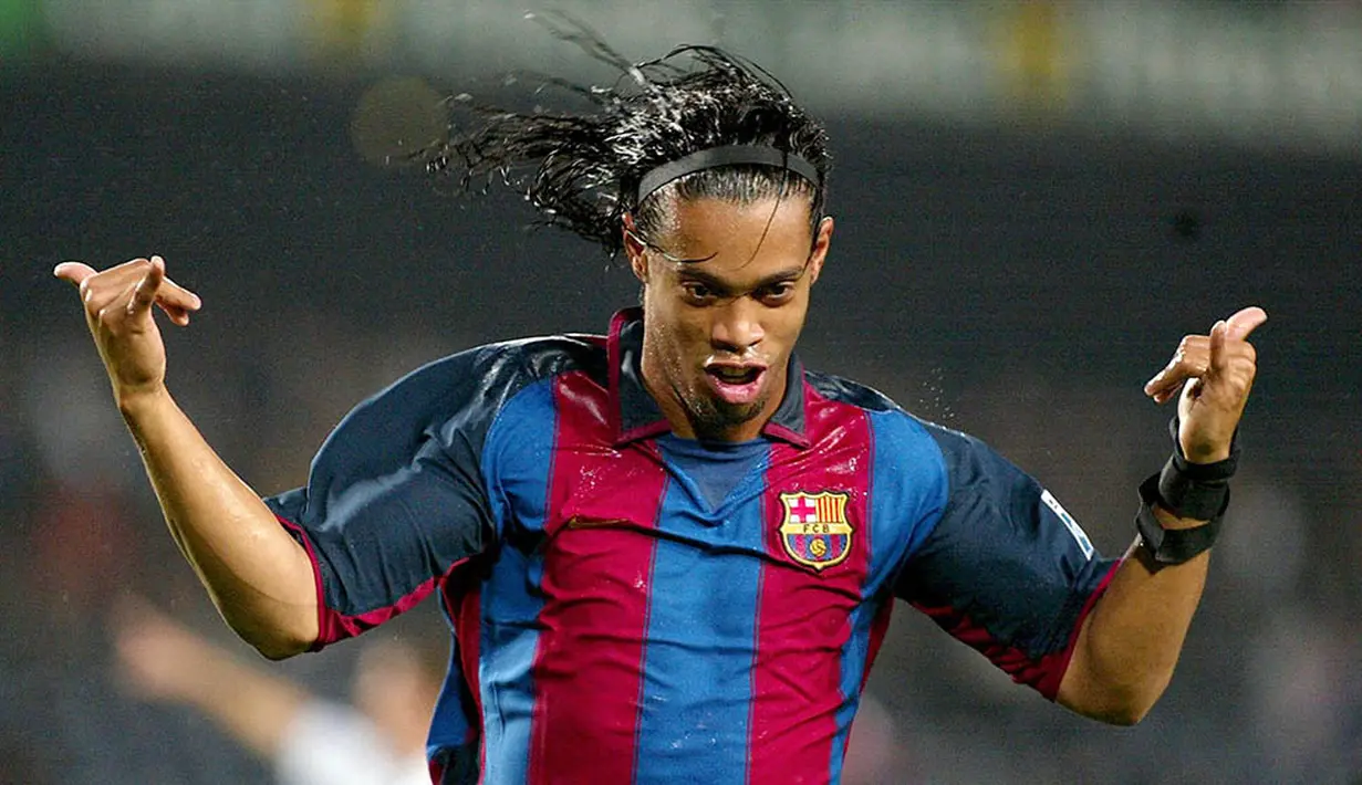Ronaldinho meraih puncak kejayaannya saat memperkuat Barcelona, bersama tim asal Katalunya itu dirinya berhasil mencetak 70 gol dari 145 penampilan di La Liga Spanyol. (AFP/Cesar Rangel)