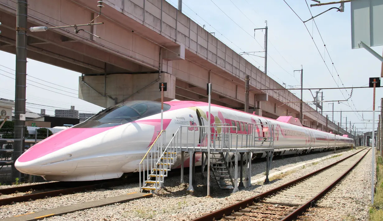Perusahaan West Japan Railway memamerkan kereta cepat Shinkansen yang dihiasi tokoh populer Hello Kitty di Prefektur Fukuoka, 25 Juni 2018. Tak pelak, kereta peluru yang mampu melaju hingga 300 km/jam itu tampak imut. (AFP/West Japan Railway/Handout)