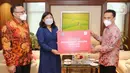 VP Public Sector Payments LinkAja Marcella Chandra Wijayanti (tengah) disaksikan Direktur Operasi Widjayanto (kiri) secara simbolis memberikan menu pembayaran MPN G3 kepada Staff Ahli Kemenkeu Bidang Pengawasan Pajak Nufransa Wira Sakti di Jakarta, Senin (1/11/2021). (Liputan6.com/HO/LinkAja)