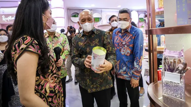 Menteri Koperasi dan UKM Teten Masduki dalam acara peresmian gerai iCantix & Co yang pertama di Plaza Indonesia, mengutip keterangan resmi, Kamis (16/6/2022).