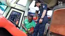Petugas Dishub DKI Jakarta mengecek sabuk pengendara sopir bus jelang mudik Lebaran di Terminal Kampung Rambutan, Jakarta, Jumat (8/6). Menurut Dishub, dari 37 bus yang dicek ada 26 dinyatakan tidak lulus uji kelaikan. (Liputan6.com/Immanuel Antonius)