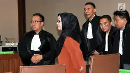 Mantan Gubernur Banten Ratu Atut Chosiyah usai menjalani sidang vonis di Pengadilan Tipikor, Jakarta, Kamis (20/7). Tindakan Ratu Atut telah mengakibatkan kerugian negara sebesar Rp 79 miliar. (Liputan6.com/Helmi Afandi)