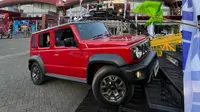 Suzuki Jimny 5-Door dapat melalui rintangan berupa tangga dengan mudah di  Jimny Adventure Experience IIMS 2025. (Liputan6.com / Septian)