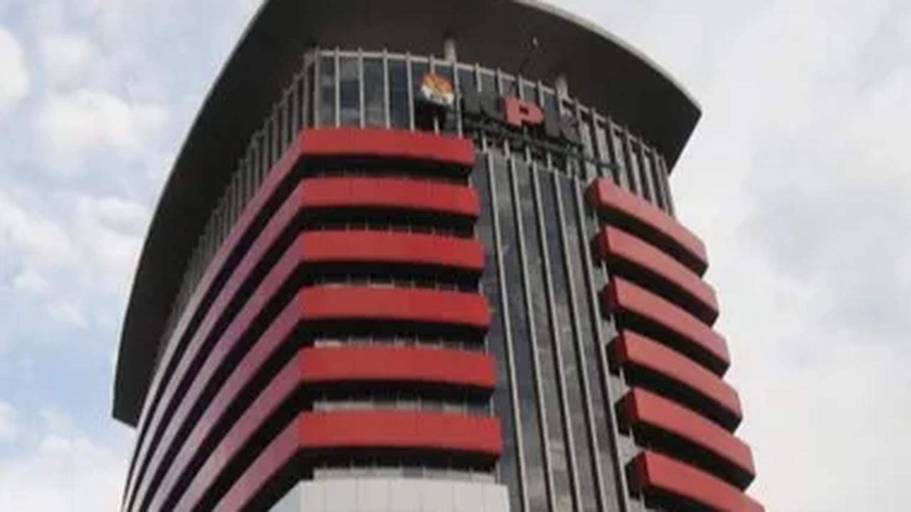 Sementara terkait dengan ihwal transaksi Rp300 miliar, kata Tri, hal itu telah disampaikan secara resmi saat dirinya diperiksa. Ia pun menyatakan uang tersebut tidak ada hubungannya dengan posisi tugasnya ketika di KPK maupun di Polri.