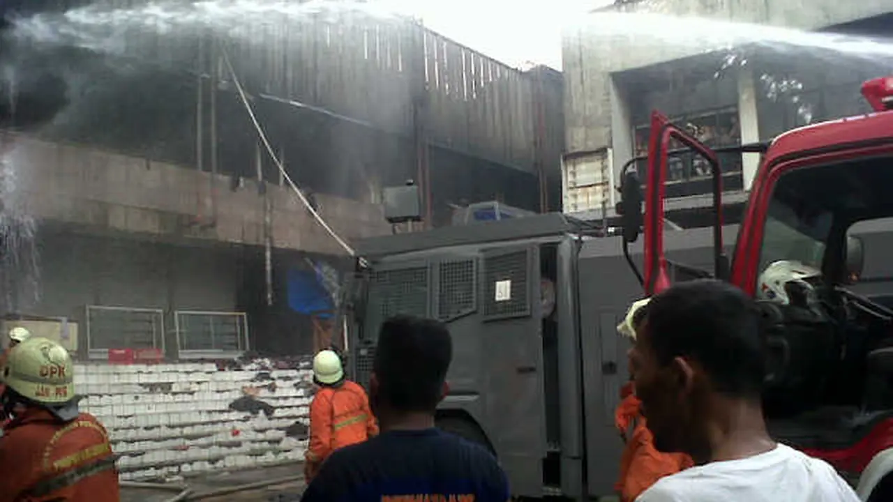 Api Pasar Senen Tak Kunjung Padam, Water Cannon Dikerahkan