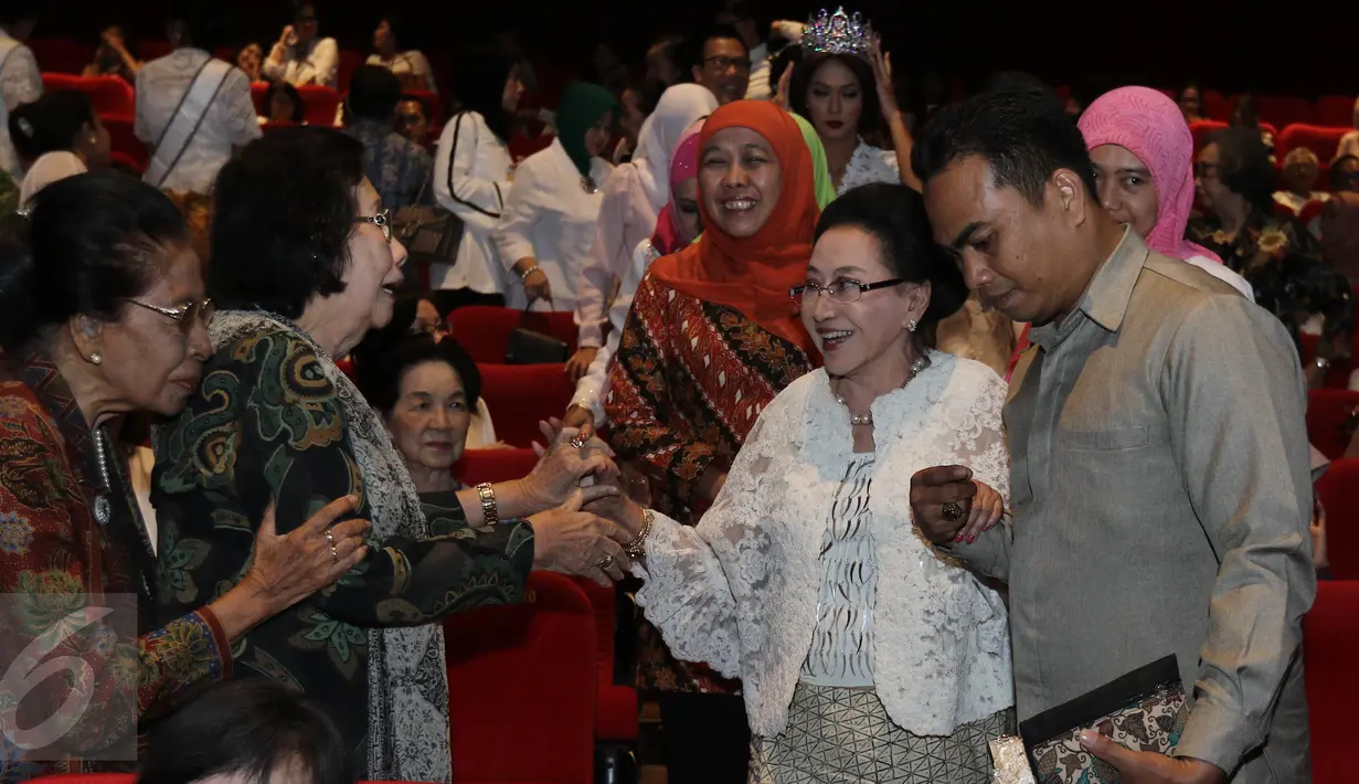 Pendiri Yayasan Puteri Indonesia (YPI), Mooryati Soedibyo (kedua kanan) saat menghadiri nonton bareng film Kartini di kawasan Senayan, Jakarta, Jumat (7/4). (Liputan6.com/Herman Zakharia)