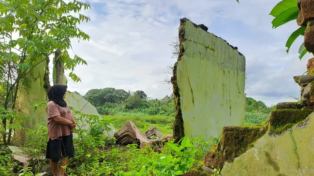 Rumah salah seorang warga di Kecamatan Batang Anai hancur terkikir arus Sungai Batang Anai sejak 2015. (Liputan6.com/ Novia Harlina)