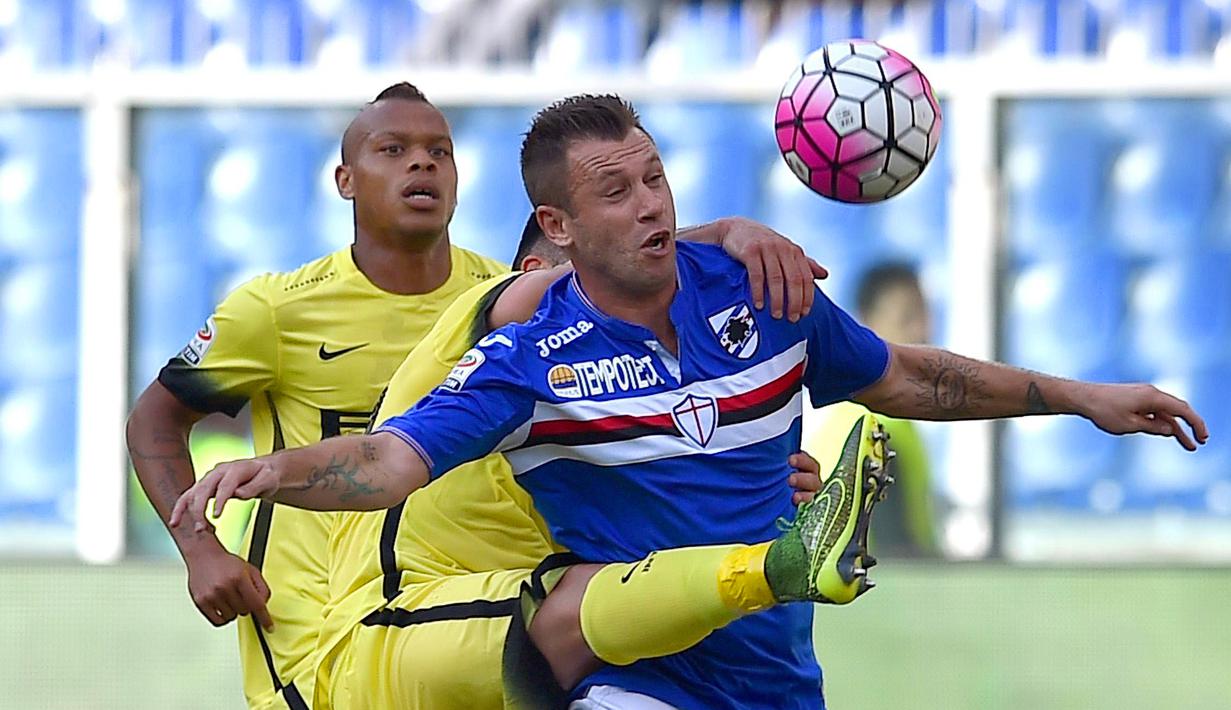 Pemain Sampdoria Antonio Cassano (kanan) berebut bola dengan pemain Inter Gary Medel (kiri) dalam lanjutan Liga Italia Serie A di Stadion Luigi Ferraris, Genoa, Minggu (014/10/2015) Sampdoria dan Inter imbang 1-1. (EPA/Simone Arveda)