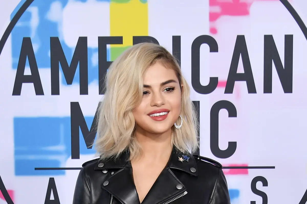 Seksinya Selena Gomez di American Music Awards 2017