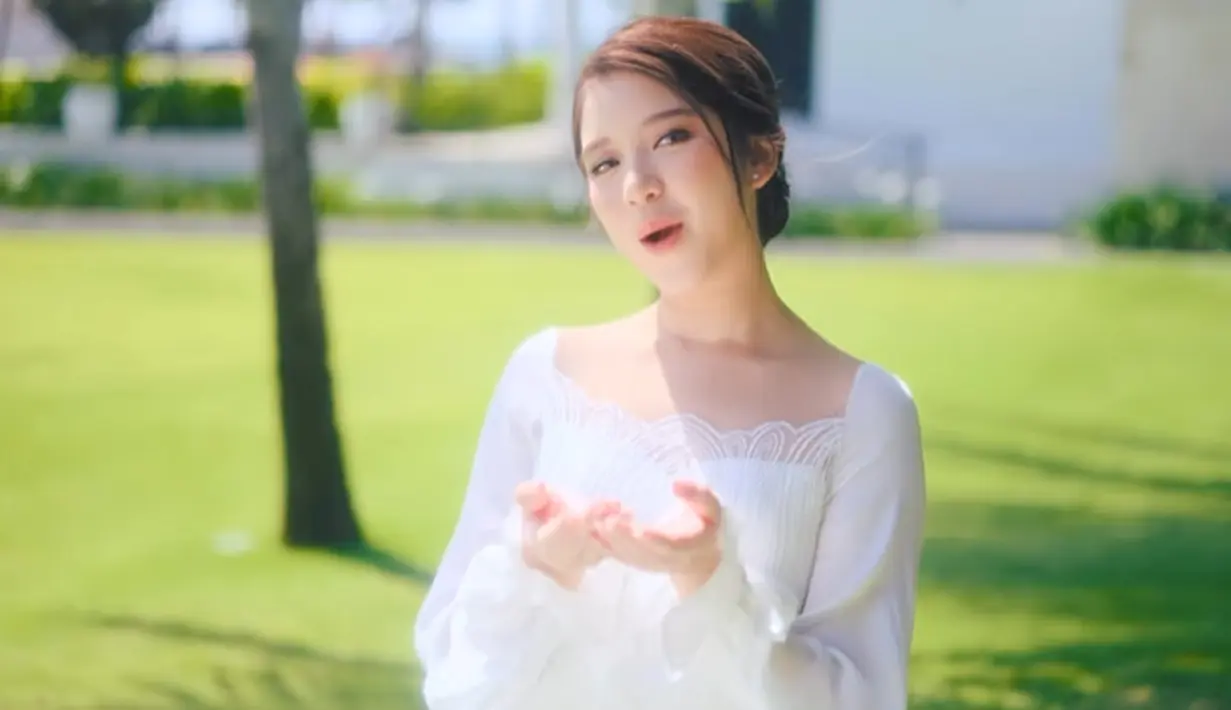 Di potret pertama, Tiara mengenakan gaun pengantin vintage dengan detail yang anggun [@tiaraandini]