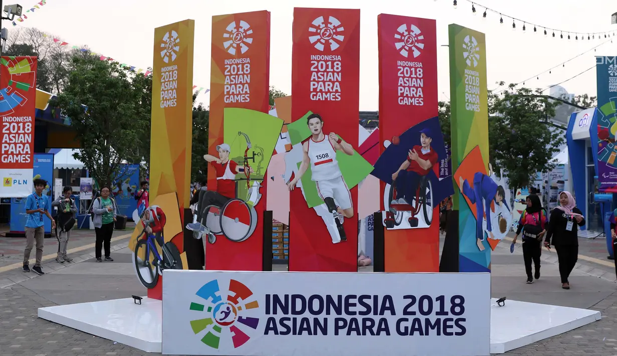 Pengunjung melintasi zona festival Asian Para Games 2018 di Kompleks Stadion Gelora Bung Karno, Jakarta, Rabu (10/10). Zona ini dibuka seiring perhelatan Asian Para Games 2018, 6-13 Oktober. (Liputan6.com/Helmi Fithriansyah)