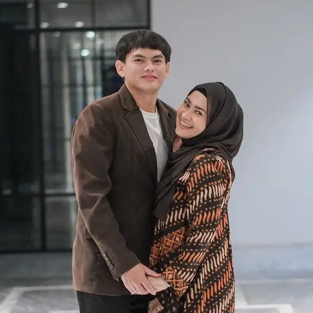 Program Hamil di Usia 48 Tahun, Ini 7 Potret Mesra Ikke Nurjanah dan Sang Suami