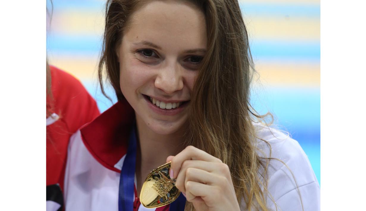 Boglarka Kapas saat meraih medali emas final 400m gaya bebas putri kejuaraan renang European aquatics championships di London, (22/5/2016). (AFP/Justin Tallis)