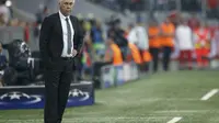 Carlo Ancelotti selama pertandingan melawan Rostov. REUTERS/Michaela Rehle