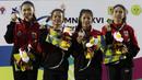 Tim pelari putri DKI Jakarta saat menerima medali emas nomor 4x100 meter estafet pada Kejuaraan Pomnas XVI 2019 di Stadion Madya, Senayan, Jakarta, Rabu (25/9).Tim putri Jakarta berhasil meraih emas di Pomnas 2019. (Bola.com/Yoppy Renato)
