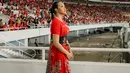 Yura Yunita kenakan jersey yang bertuliskan namanya dipadu dengan kain batik merah bermotif hijau [@yurayunita]