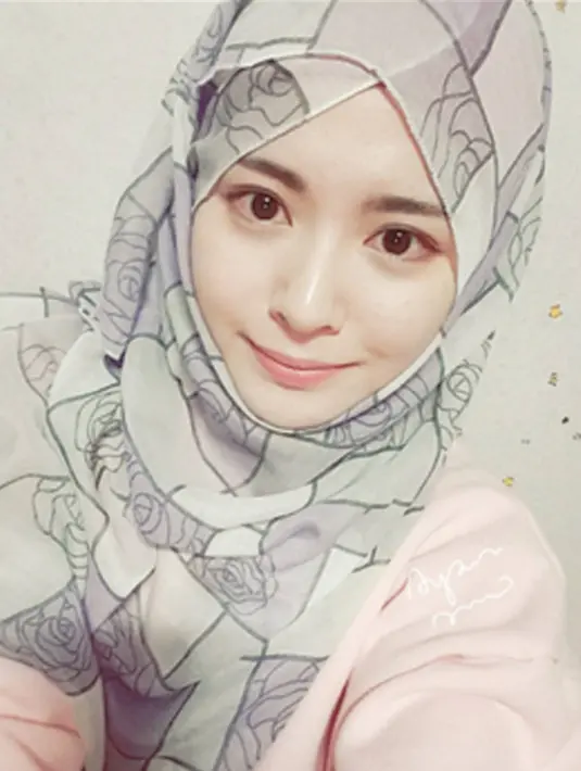 Ayana Jihye Moon lahir pada tanggal 28 Desember 1995. Menurut keterangan di akun Instagramnya Ayana adalah satu-satunya muslim di keluarganya. (Instagram/xolovelyayana)
