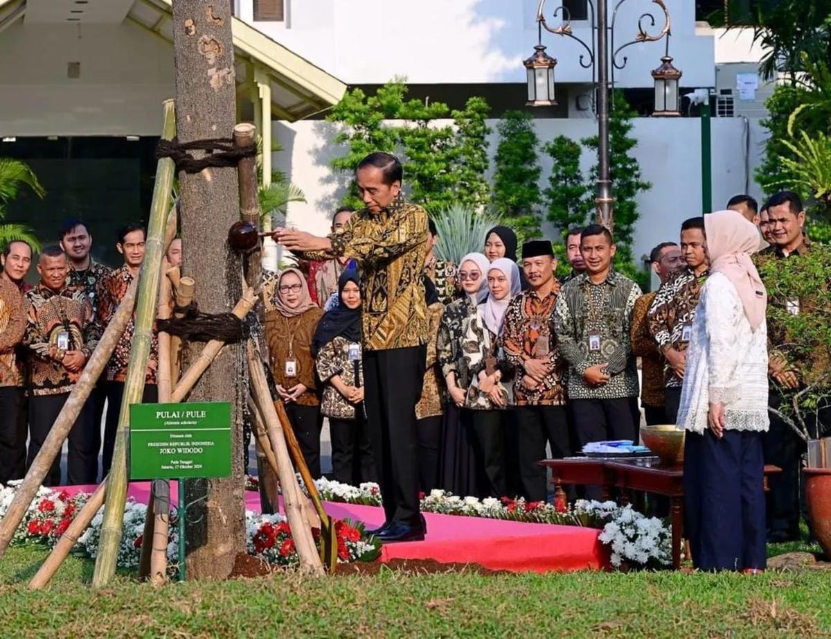Filosofi Bunga yang Ditanam Presiden Jokowi & Ibu Iriana