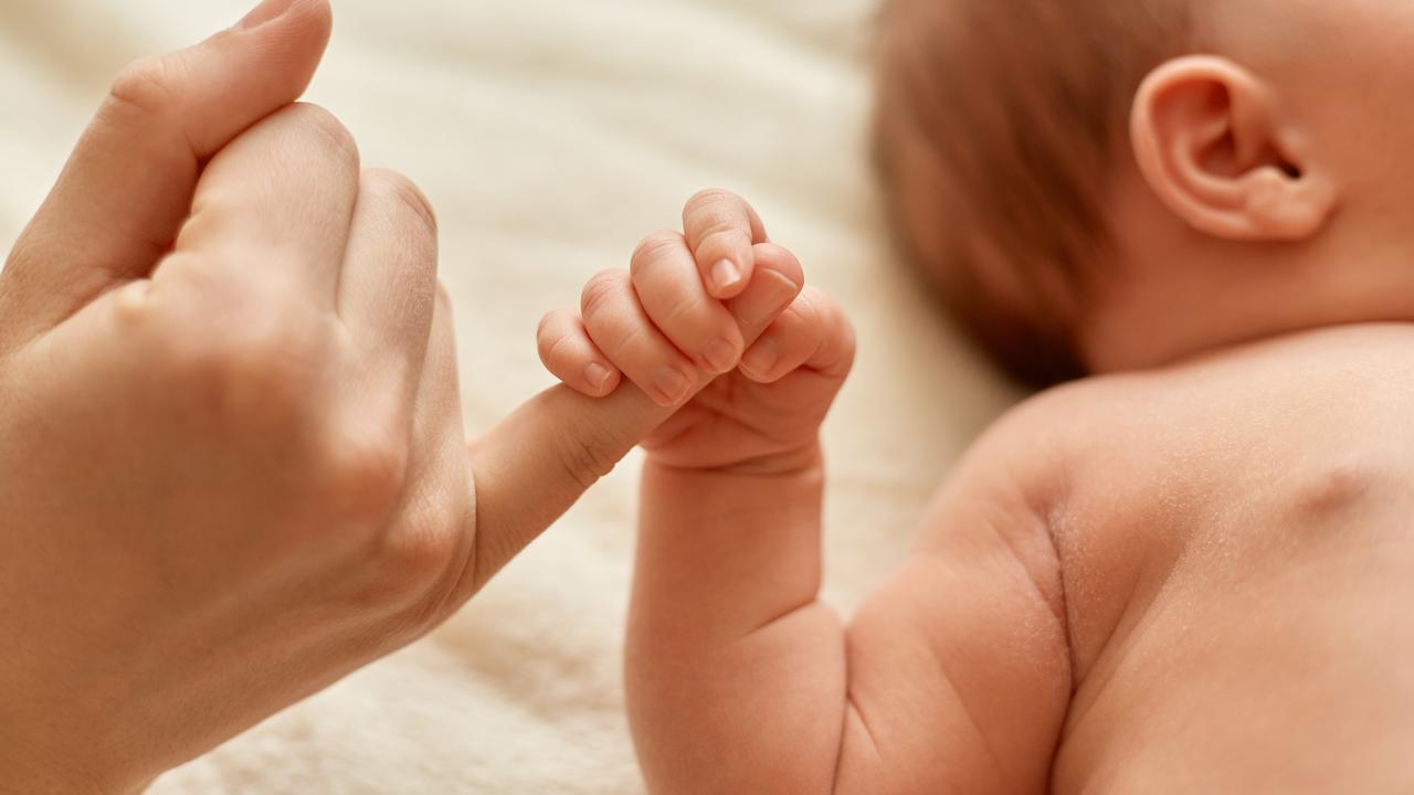 Ilustrasi Bayi dengan Orang Tua